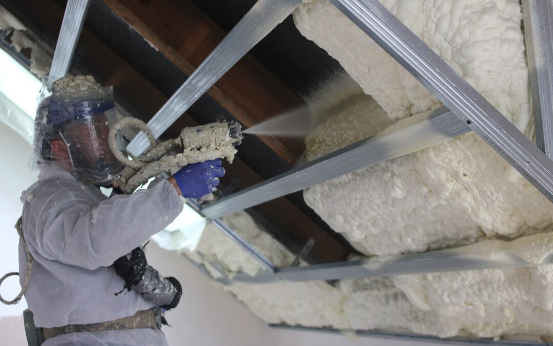 Ocieplenie poddasza – Piana PUR otwarto-komórkowa czy wełna mineralna? Porównanie materiałów izolacyjnych